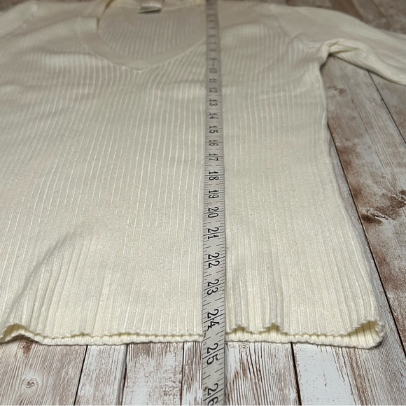 “Old Navy” long slv, perfect fit/stretch, ribbed, cream v-neck sweater -size XL - Picture 7 of 7